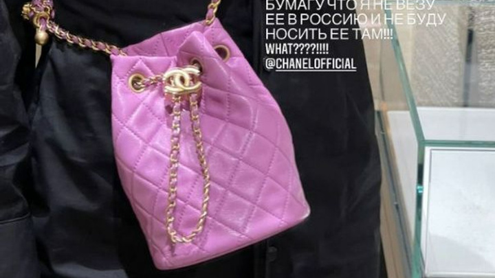 Блогеру в Дубае не продали сумку Chanel без согласия, что она не будет носить ее в России