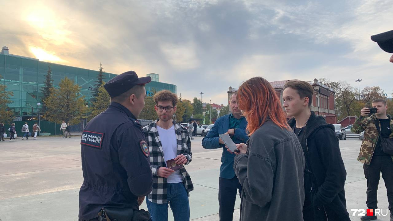 У молодых людей проверяют документы У молодых людей проверяют документы