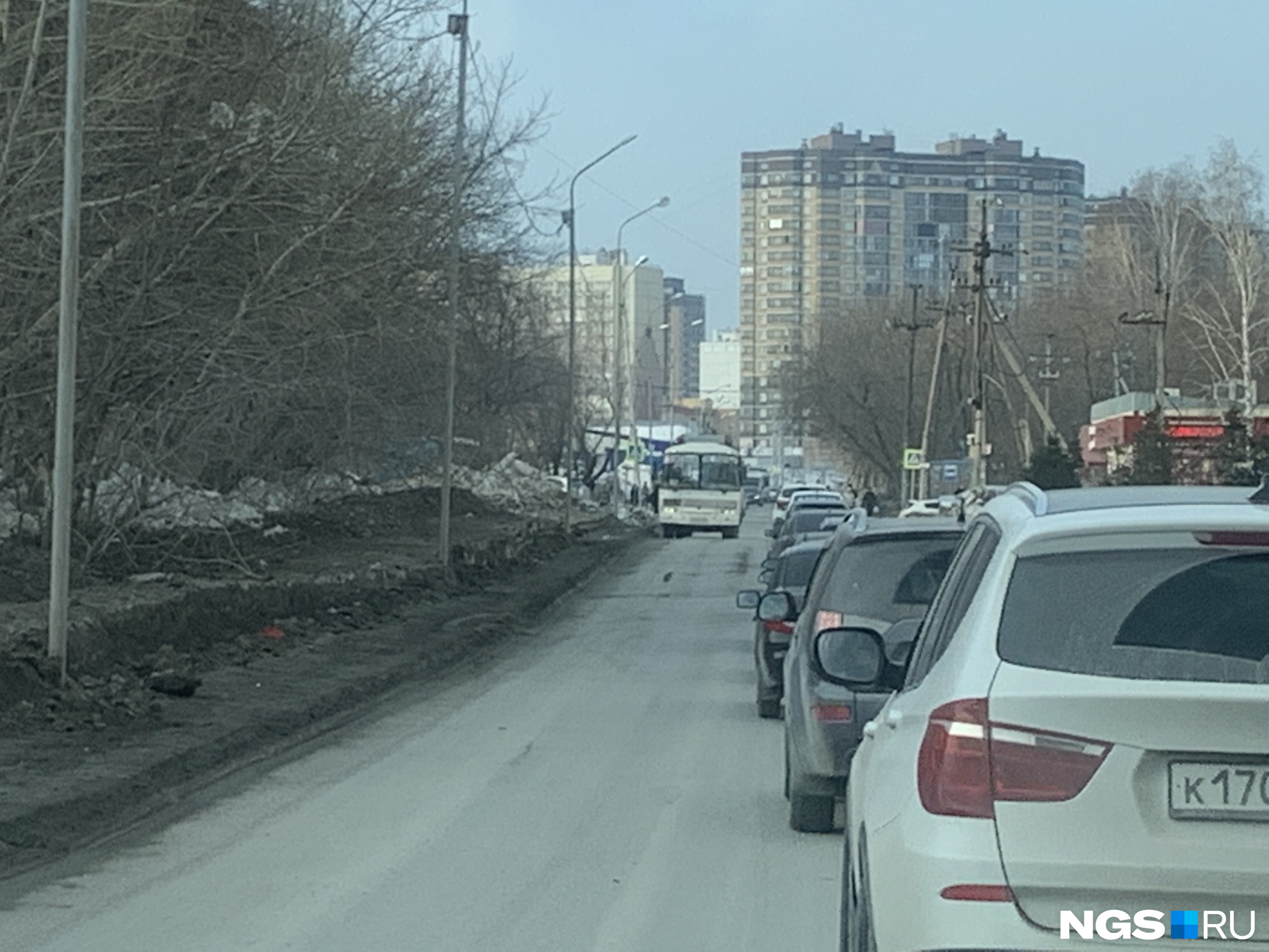 Главная дорога сегодняшний. Авария на родниковой улице. Разрытие дороги Новосибирск 7. Дороги в Новосибирске сегодня фото.