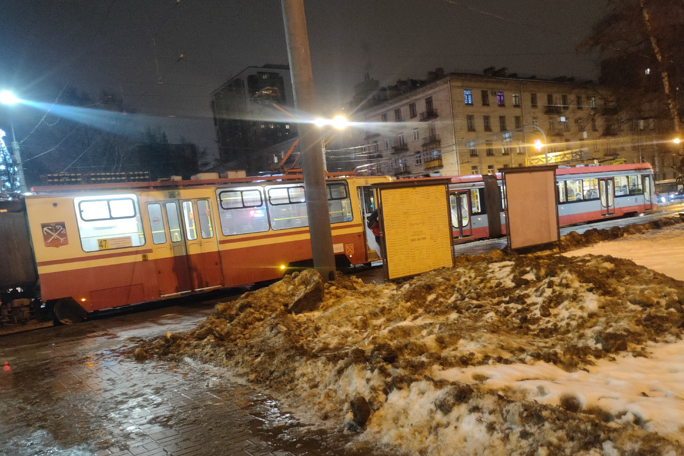 На Светлановской трамвай потерялся в рельсах: бригада работает, водители стоят