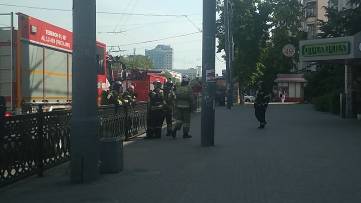 В магазин в центре Челябинска экстренно примчались несколько пожарных машин