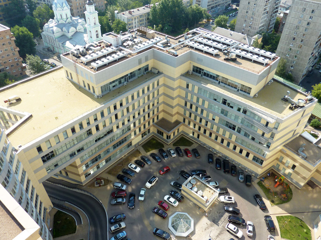 В этом доме у сестры Романа Бабояна есть огромный пентхауз В этом доме у сестры Романа Бабояна есть огромный пентхауз