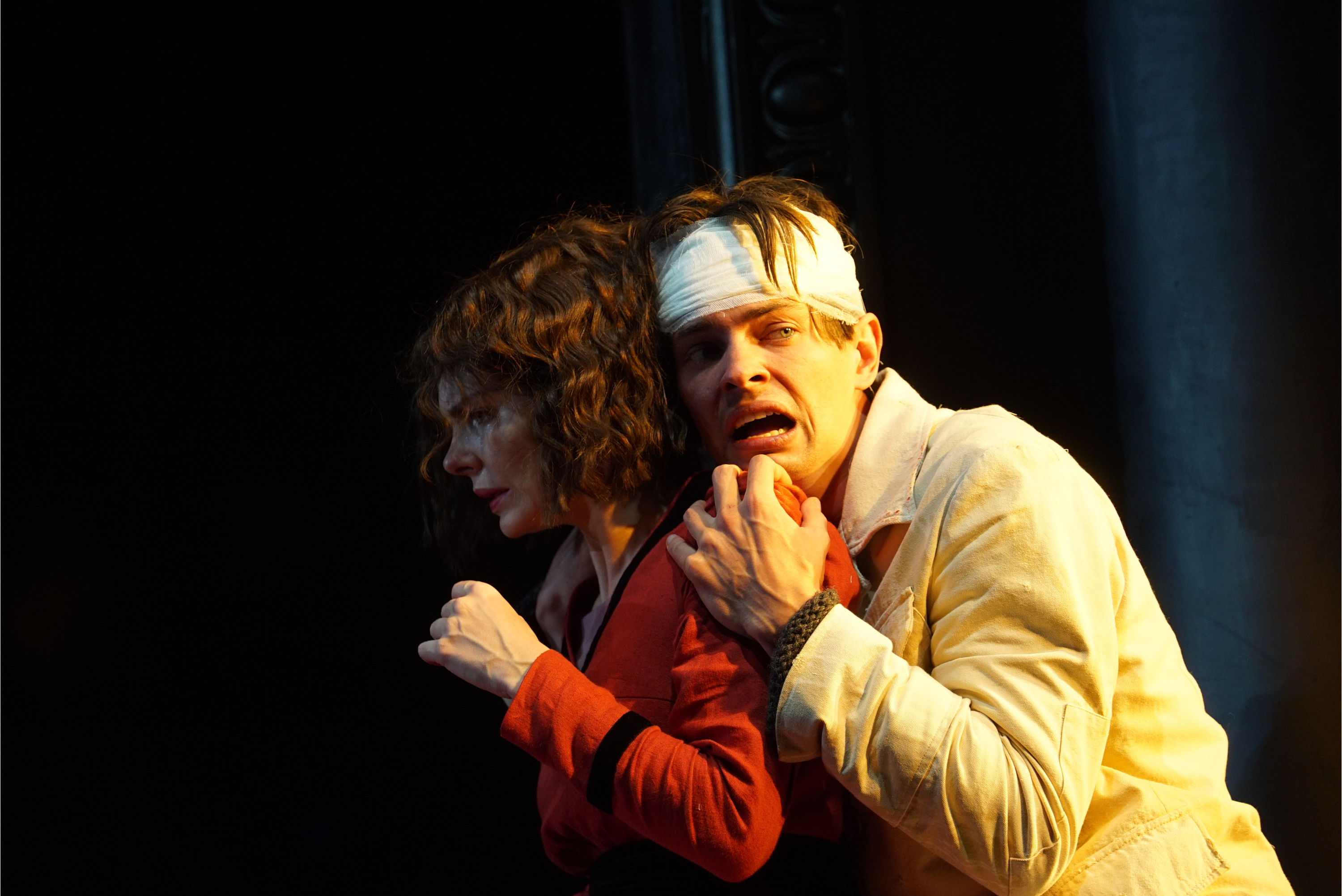 Елизавета Боярская (Аркадина) и Никита Каратаев (Треплев) в спектакле «Чайка»