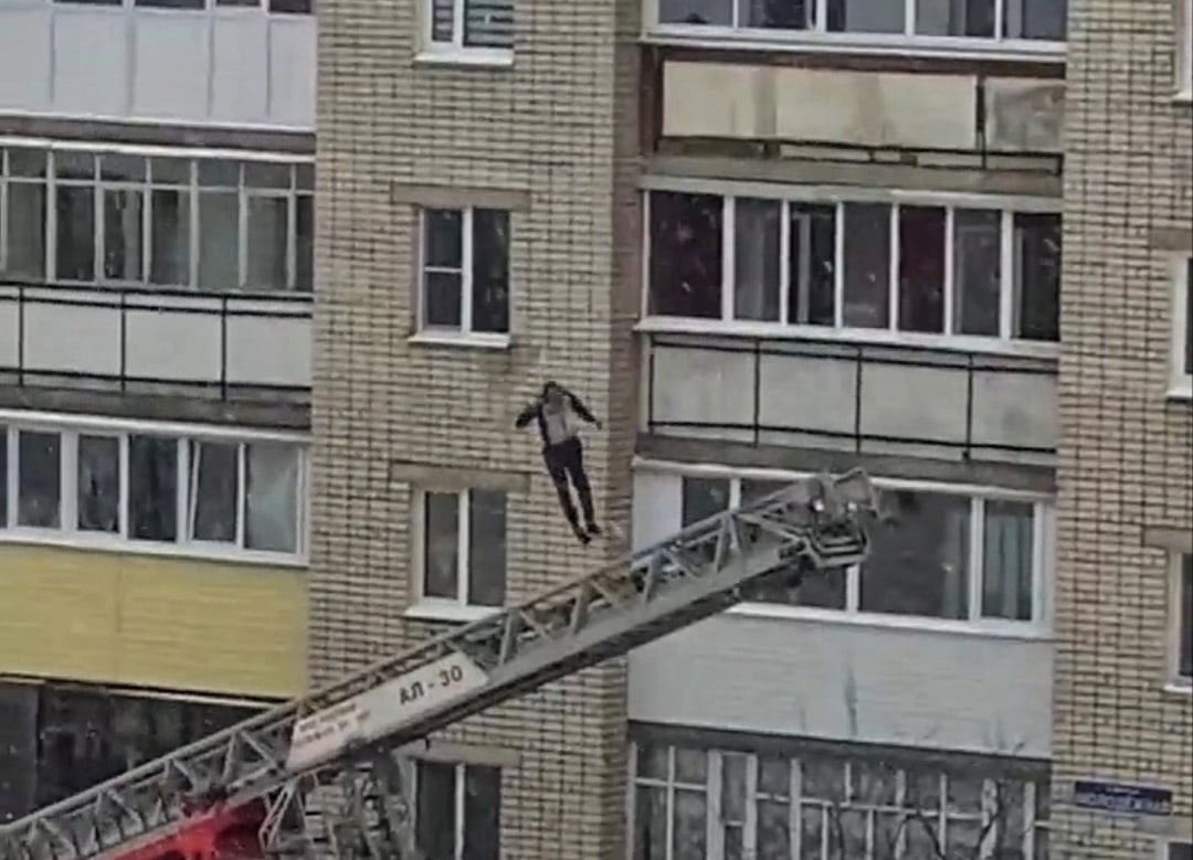 Мужчина выпал с балкона на 9-м этаже в Дзержинске