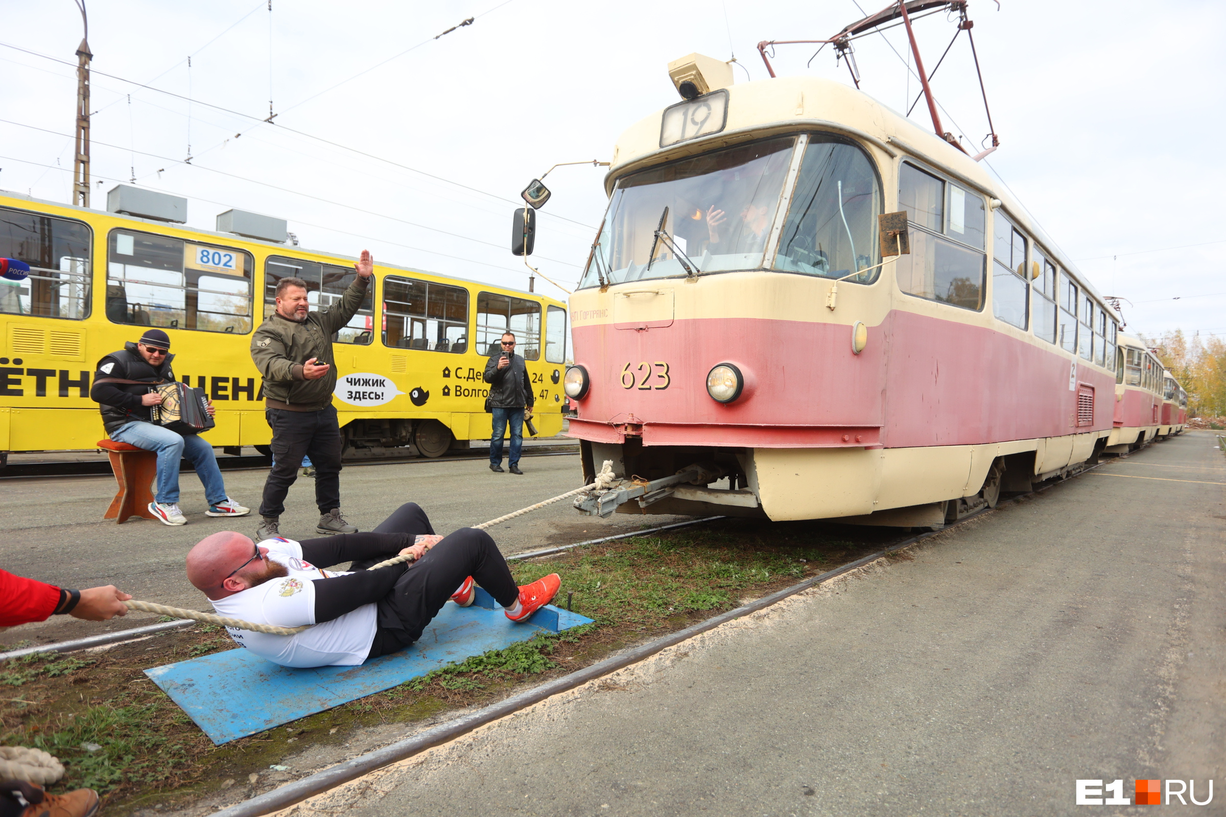 В Екатеринбурге силач голыми руками протащил четыре трамвая. Видео из кабины вагона