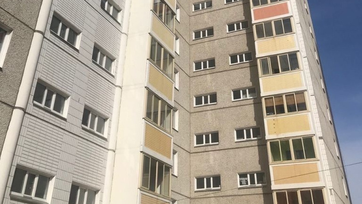 2-летний мальчик выпал с шестого этажа в Красноярске, пока его отец спал
