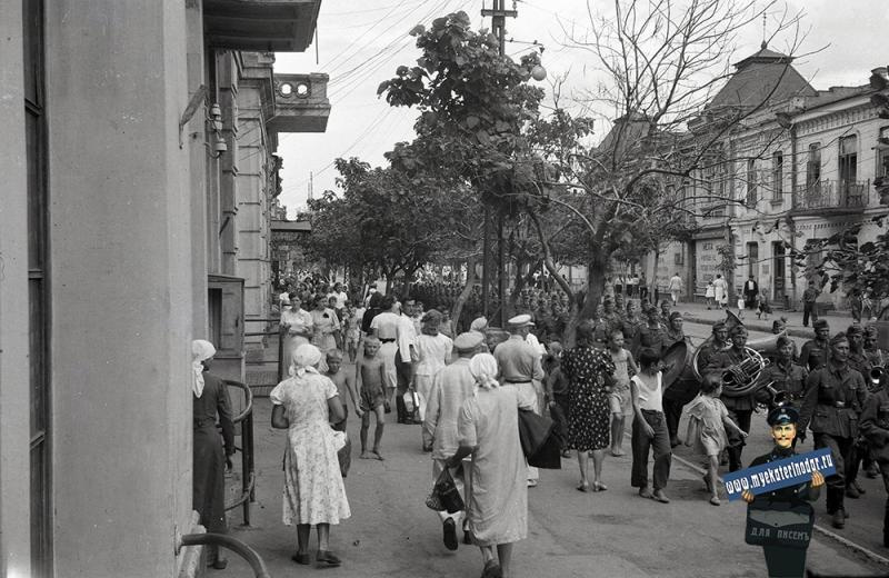 Проход колонны немецких войск по улице Красной (от Гоголя до Карасунской), август 1942 года