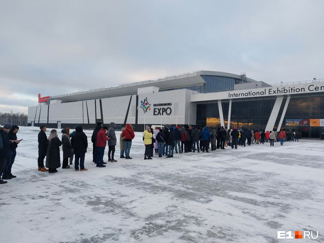 На Химмаше выстроилась огромная очередь. Объясняем, в чём дело (тут замешано бесплатное пиво)