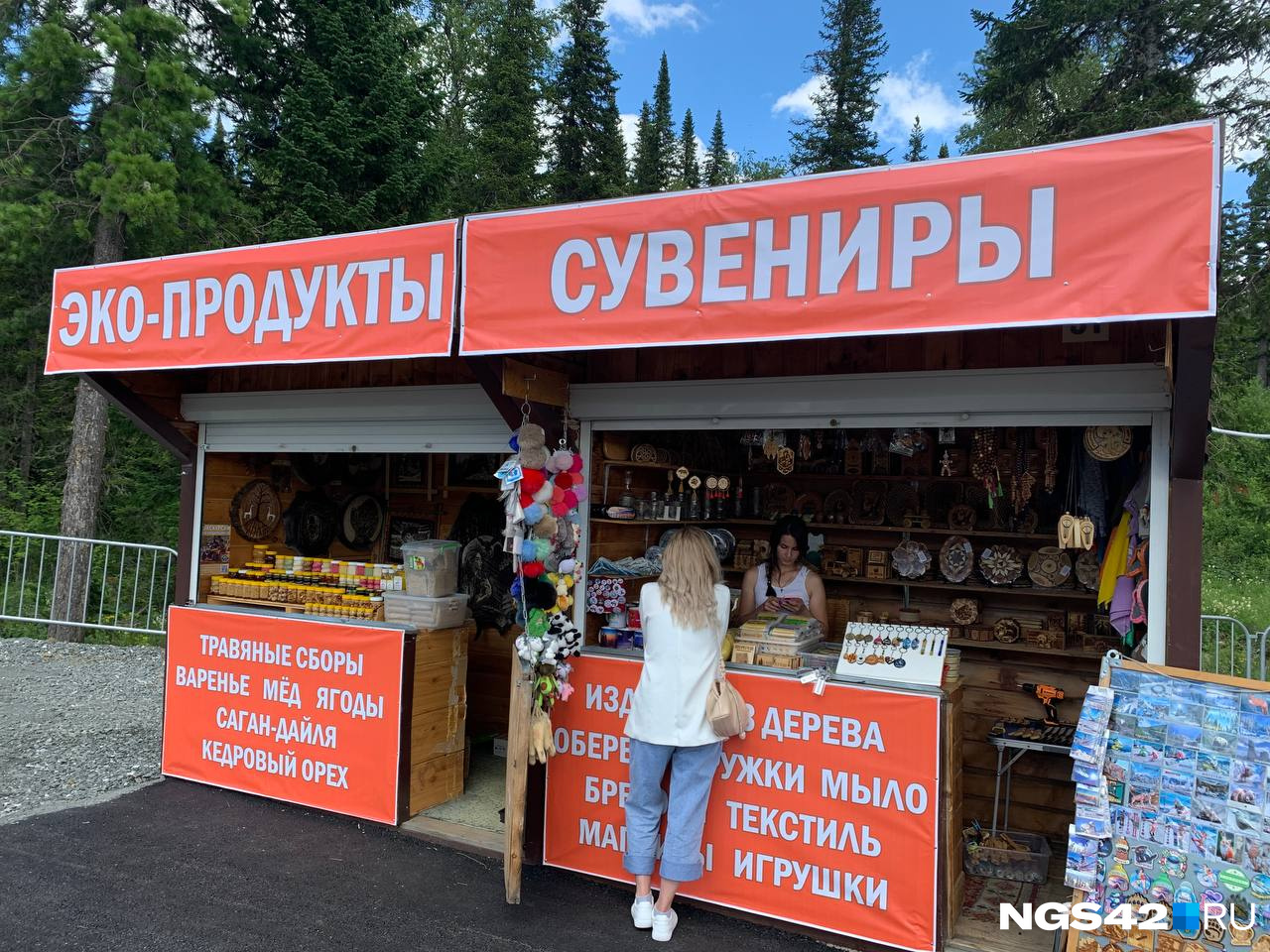 Фестиваль вроде как начался, но пока откровенная скукота. Вяло прогуливающимся посетителям предлагают купить безделушки, цены в целом обычные Фестиваль вроде как начался, но пока откровенная скукота. Вяло прогуливающимся посетителям предлагают купить безделушки, цены в целом обычные