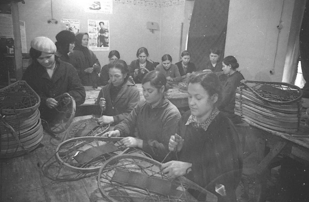 Производство лыж и снегоступов для фронта в артели «Пролетарский труд» в Куйбышеве, 3 декабря 1941 года Производство лыж и снегоступов для фронта в артели «Пролетарский труд» в Куйбышеве, 3 декабря 1941 года