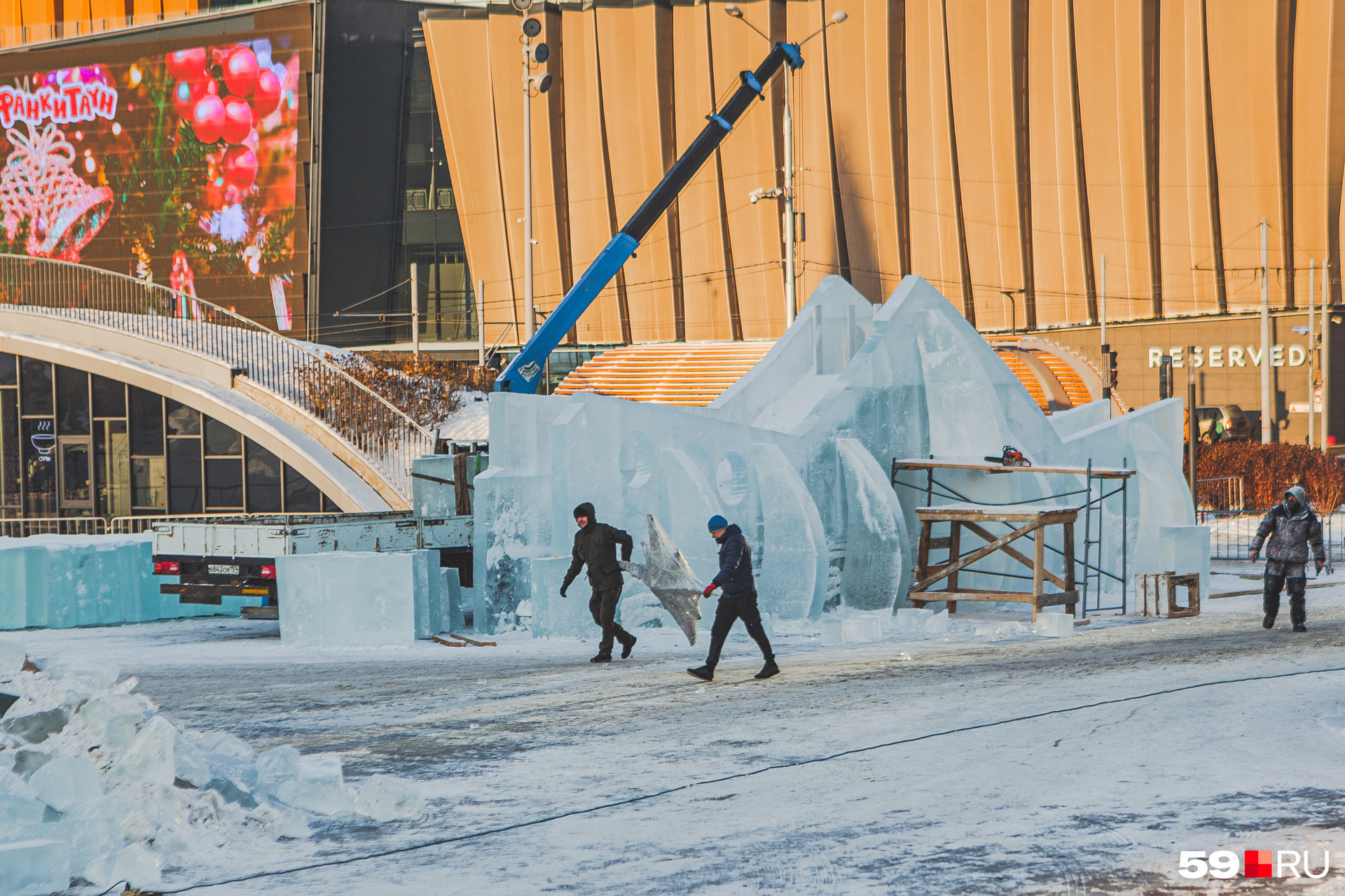 Город. Эспланада пермь 2022. Снег в перми. Пермь елка на эспланаде 2023. Фото ул.