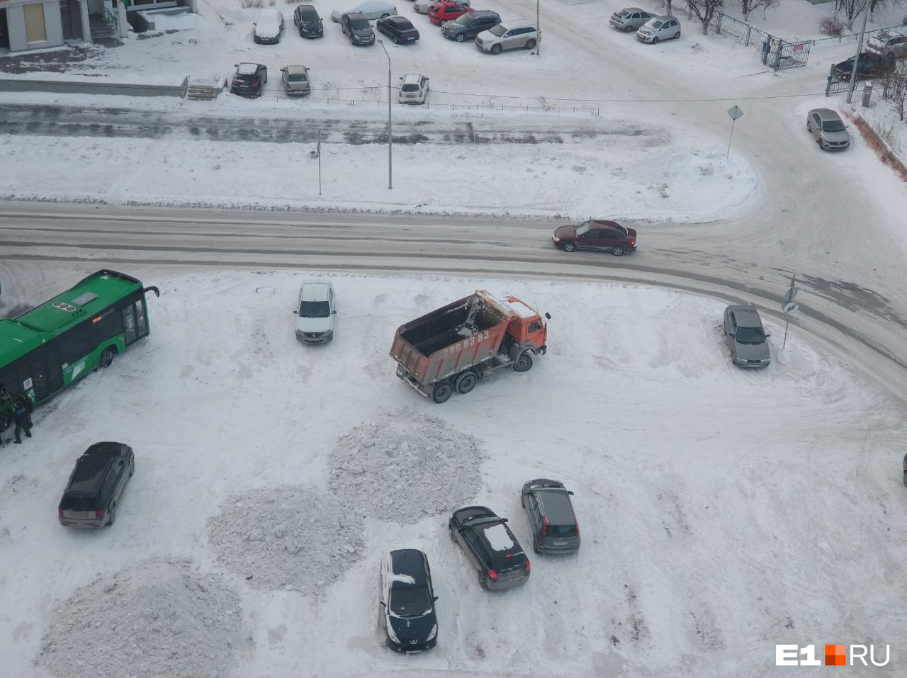 «Пустырь пытаются захватить». В Екатеринбурге автостоянку, где вандалы устроили погром, закидали снегом