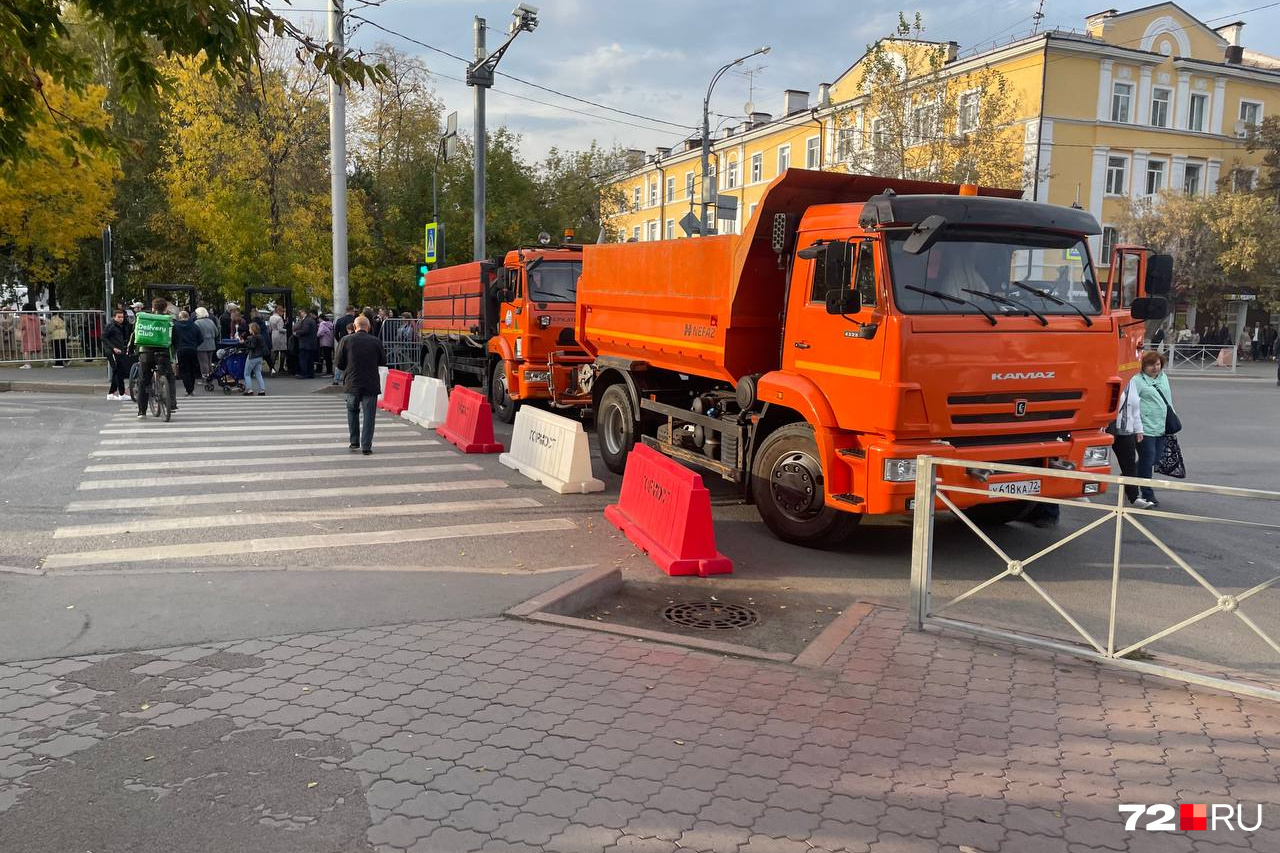 А на бульварах машины