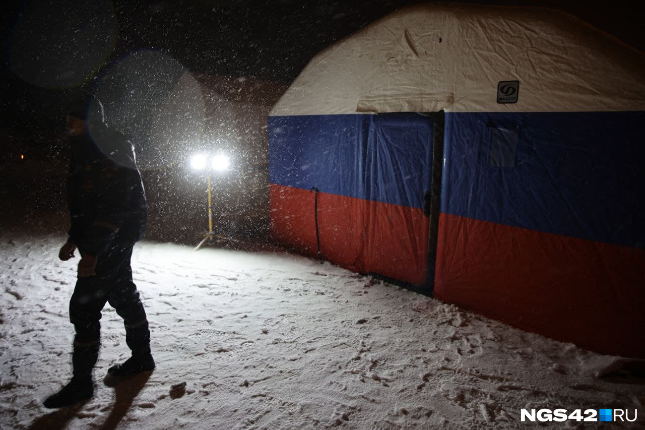 Оперативный штаб развернул палатки — этой ночью тут расположатся спасатели, которые уже утром продолжат поиски горняков