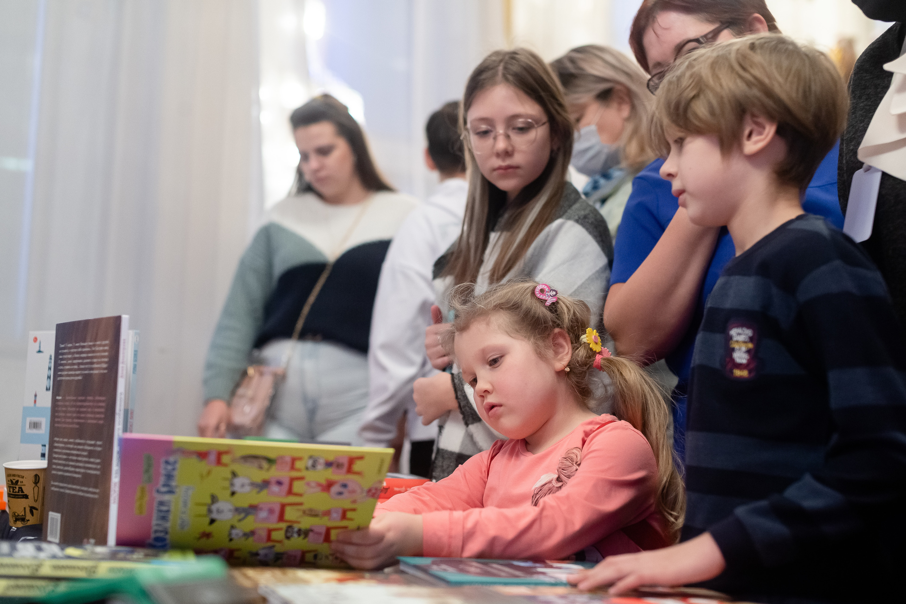 Впервые в этом году партнером фестиваля стал издательский дом «Самокат» — одно из самых авторитетных издательств детской литературы