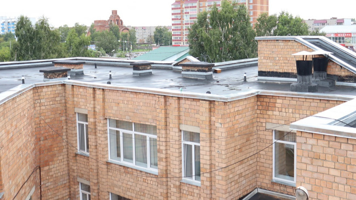 В Назарово починили крышу социального учреждения средствами коммерческой компании