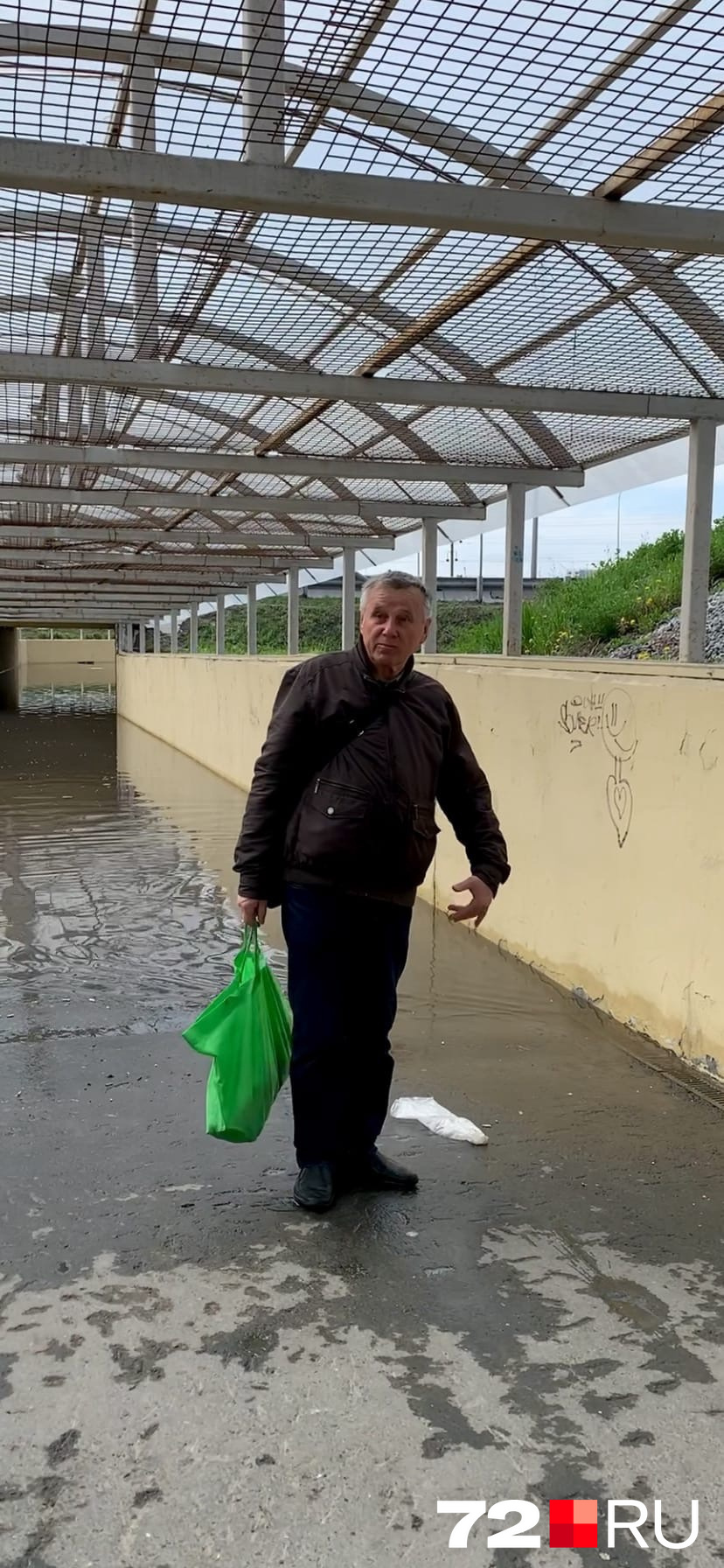 Тюменец сказал, что уже 45 лет преодолевает лужи с помощью пакетов. Но сегодня его ждала неудача — целлофан слетел почти сразу Тюменец сказал, что уже 45 лет преодолевает лужи с помощью пакетов. Но сегодня его ждала неудача — целлофан слетел почти сразу
