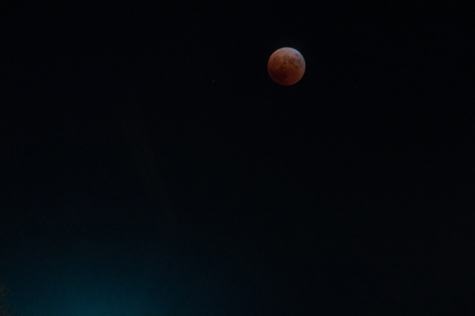 Солнечное затмение 8 апреля 2024 в новосибирске. Лунное затмение 8 ноября 2022. Красная Луна 2022. Затмение 8 ноября 2022 фото. Затмение Луны 2022 год фото.
