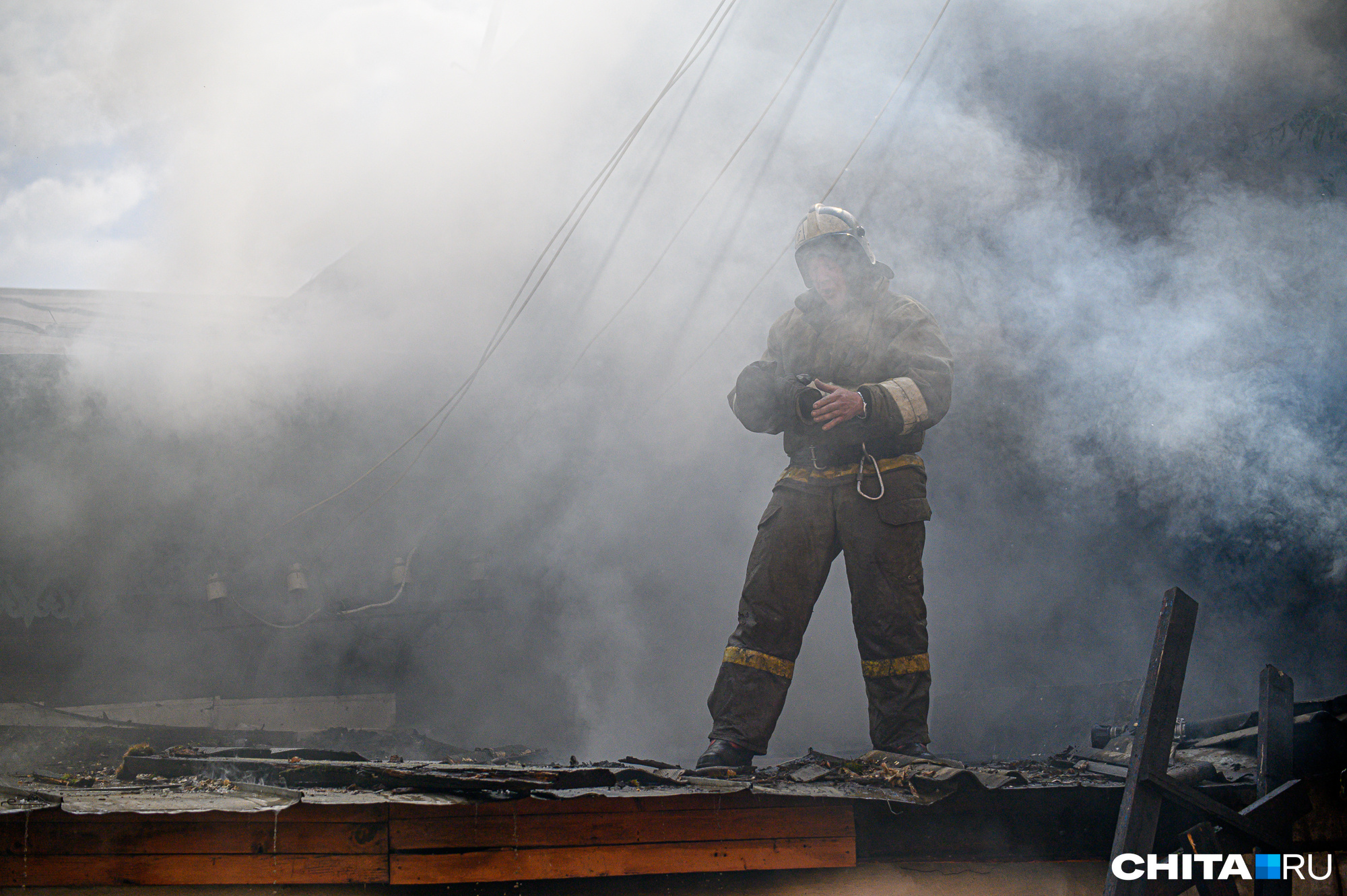 Пожарные спасли 17-летнего парня из пожара в Чите
