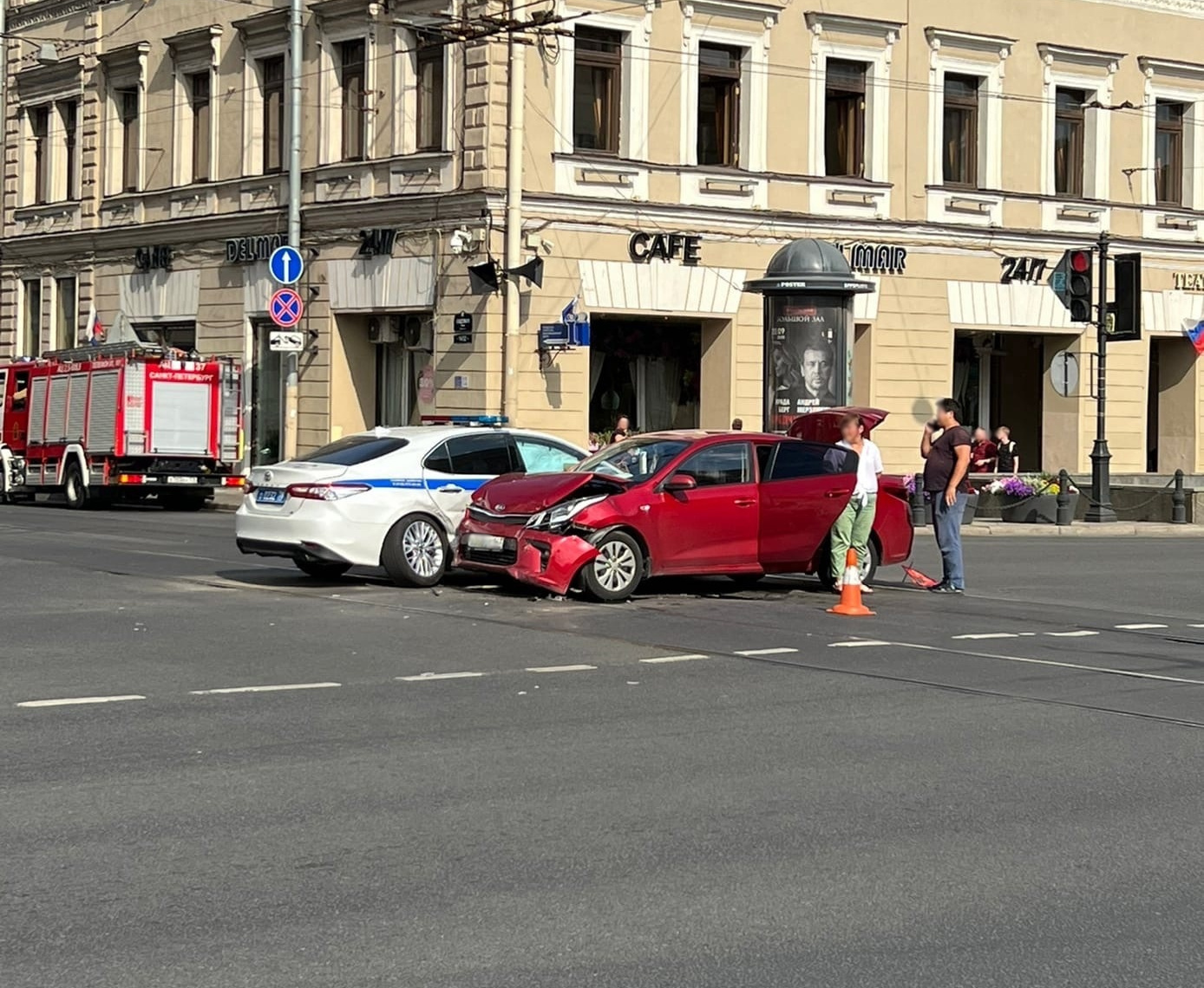 Видео ДТП с машиной ГИБДД на перекрестке Невского проспекта и Садовой улицы  в Петербурге 24 августа 2022 - 24 августа 2022 - ФОНТАНКА.ру