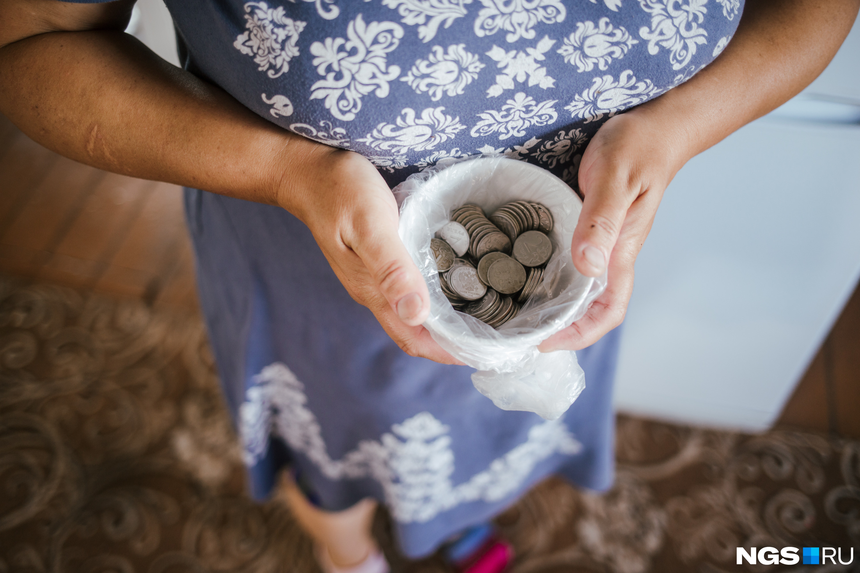 В конце застолья гостям раздают монетки. Они символизируют благополучие, которое гости обретают, принимая участие в поминальном обеде