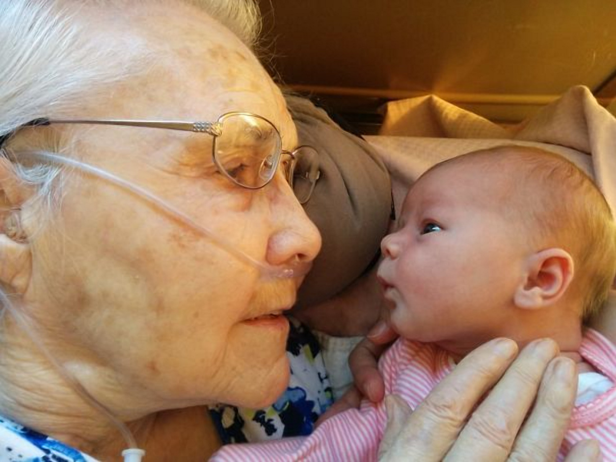 На этом фото 92-летняя бабушка впервые встретилась со своей двухдневной внучкой. Жизнь приходит и уходит, но эти моменты всегда прекрасны