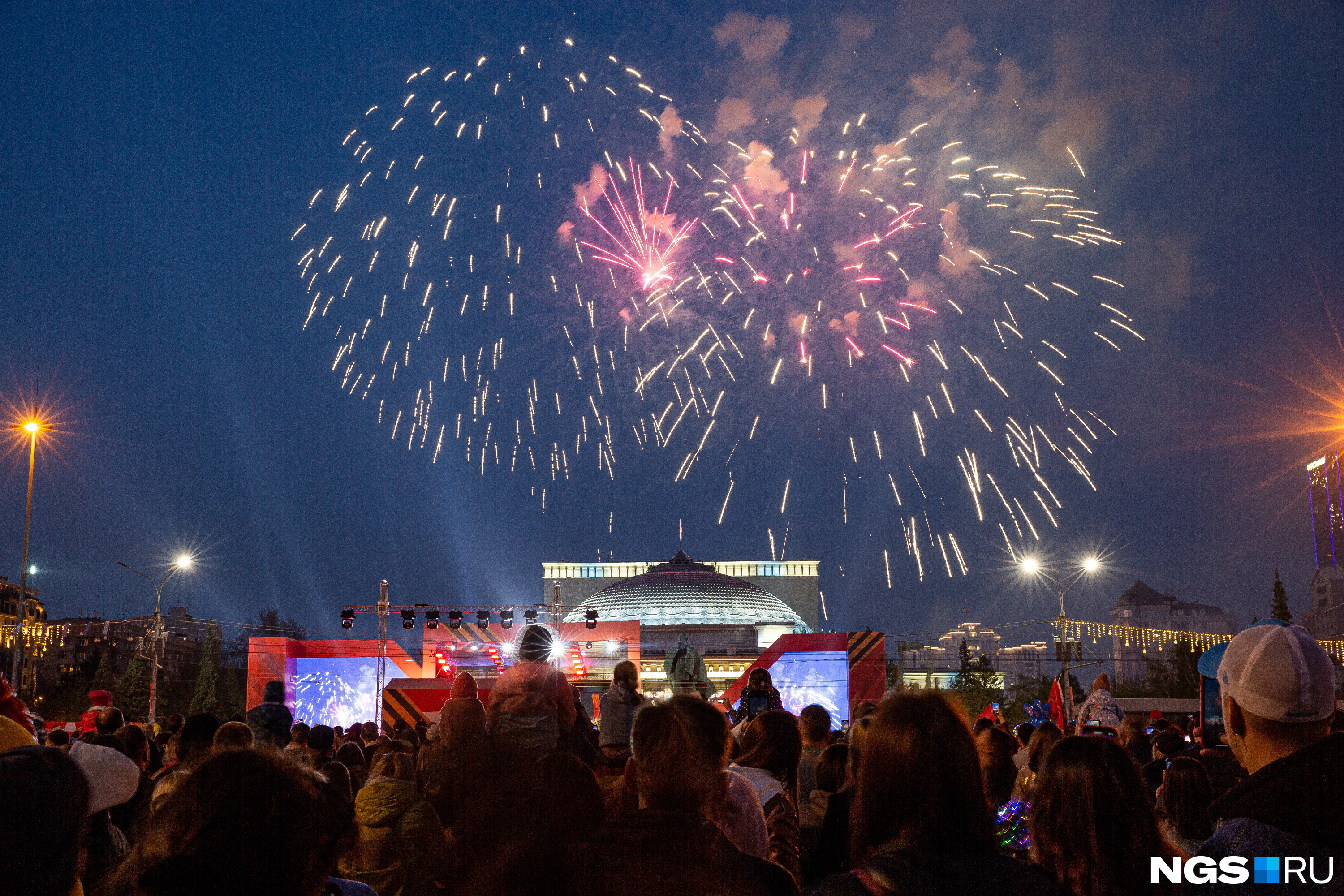 Фейерверк на главной городской площади запустили сразу после праздничного концерта