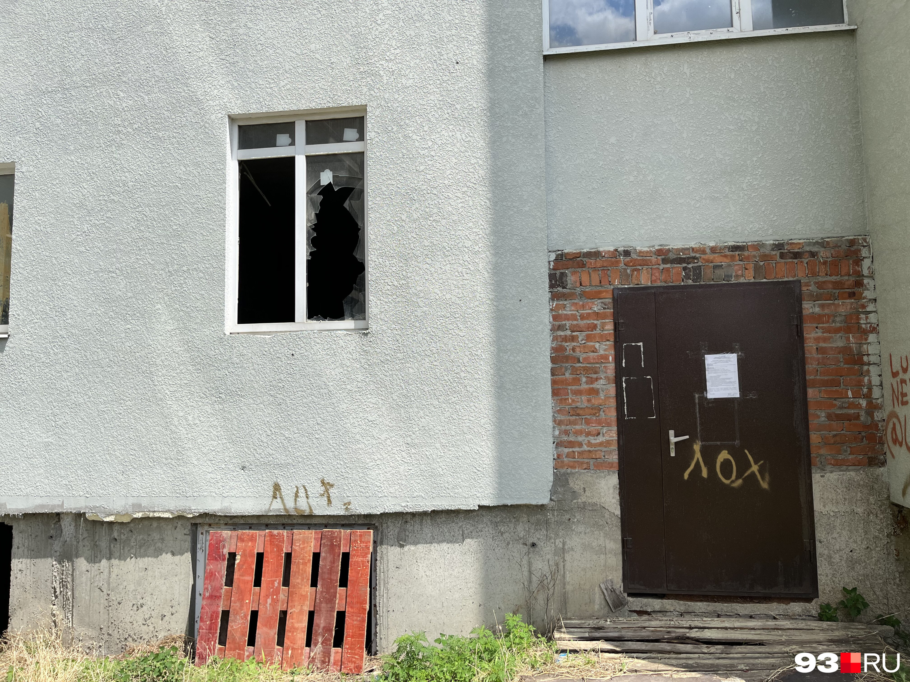 Дверь в подъезд закрыта на ключ Дверь в подъезд закрыта на ключ