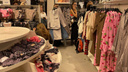 «Выстроилась километровая очередь»: новосибирцы толпами скупают одежду в H&amp;M