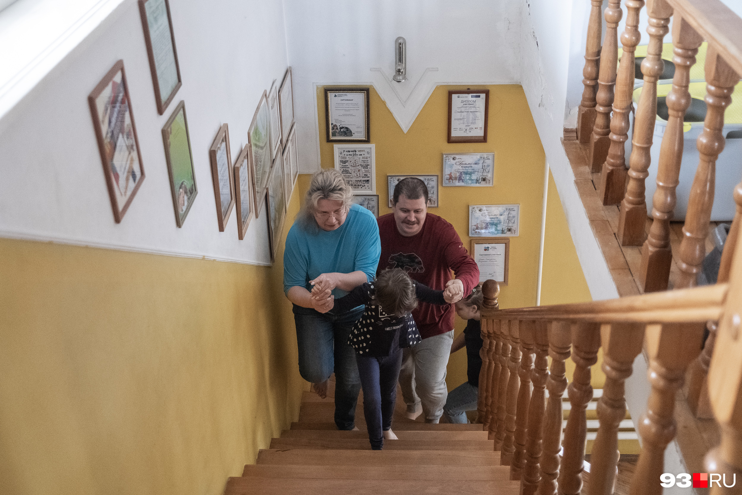 Ирина и Александр помогают Маше подняться по ступенькам. Сделать это самостоятельно девочка не может