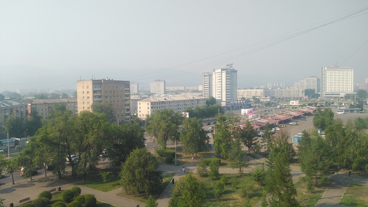 «Пахнет химией и пожарами»: Красноярск заволокло серой дымкой от пожаров