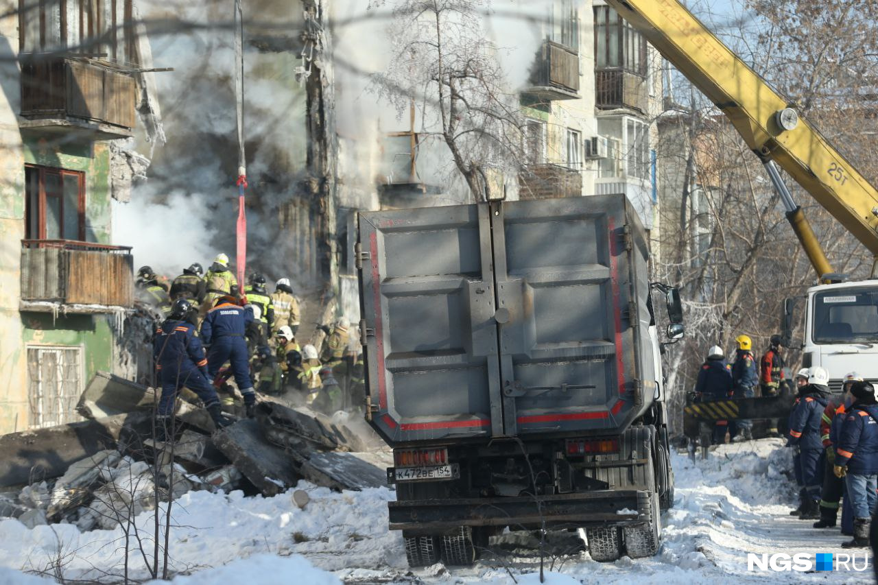 Под обрушенным подъездом могут оставаться люди Под обрушенным подъездом могут оставаться люди
