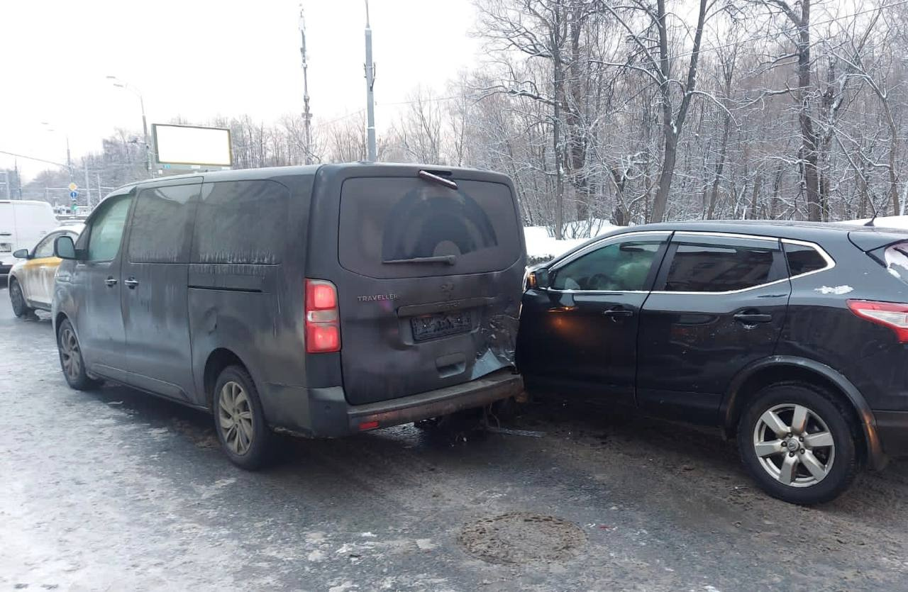 После ДТП в Москве один водитель достал пистолет и выстрелил в другого. В это время в их машины врезалась третья