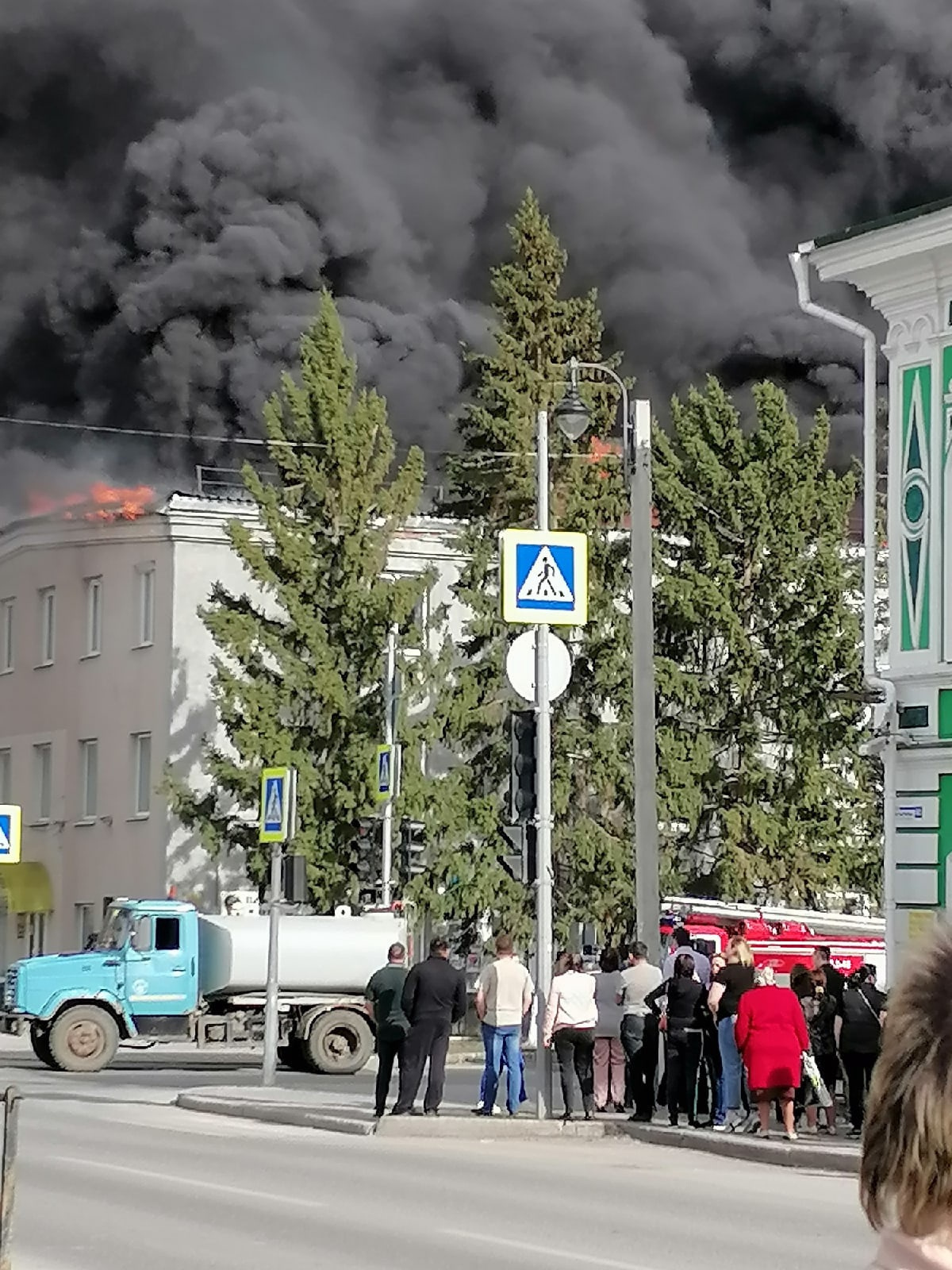 Люди собрались возле горящего здания