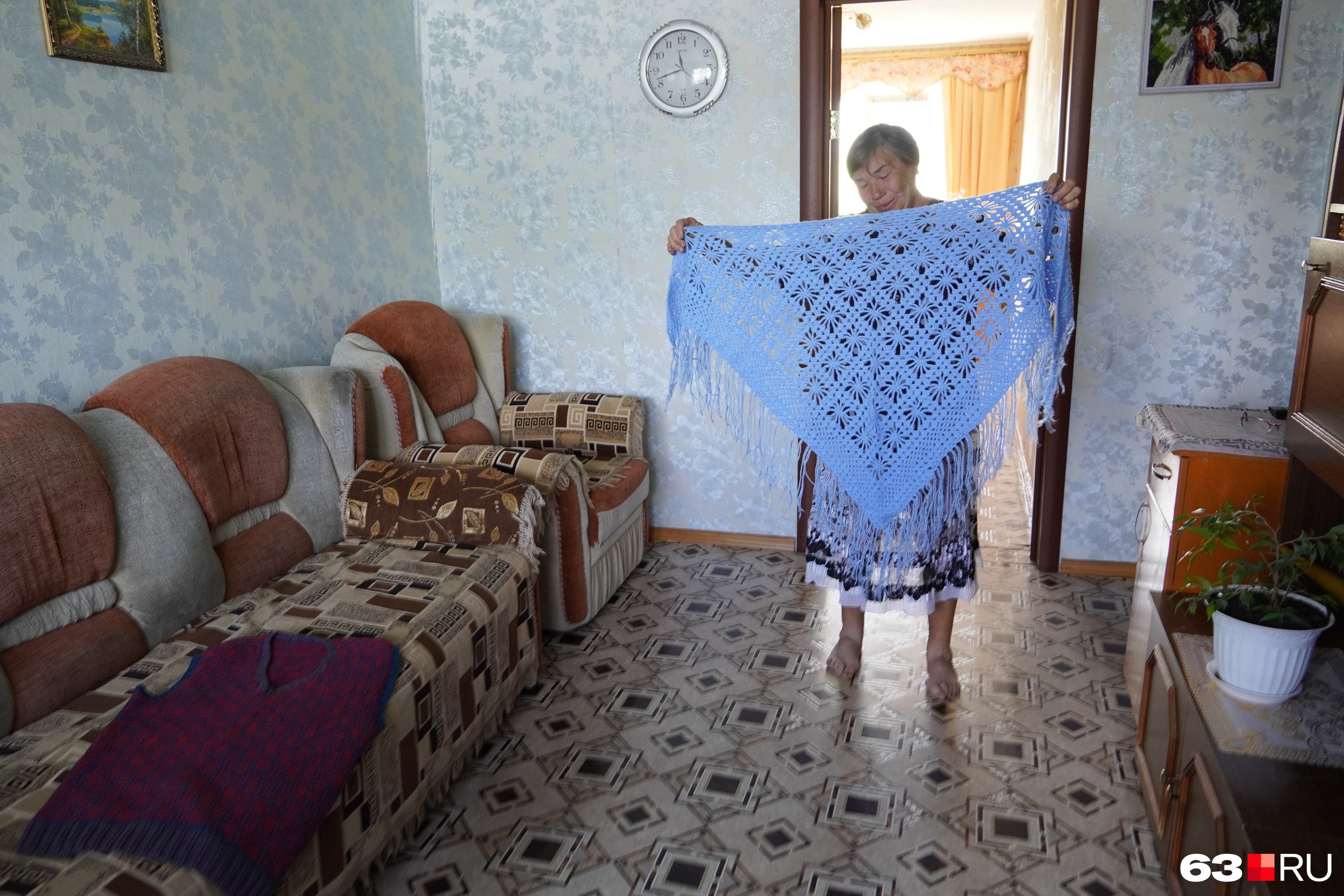 Бабушка Алены Антонина Ивановна показывает подарки внучки: шаль и жилетку дедушки