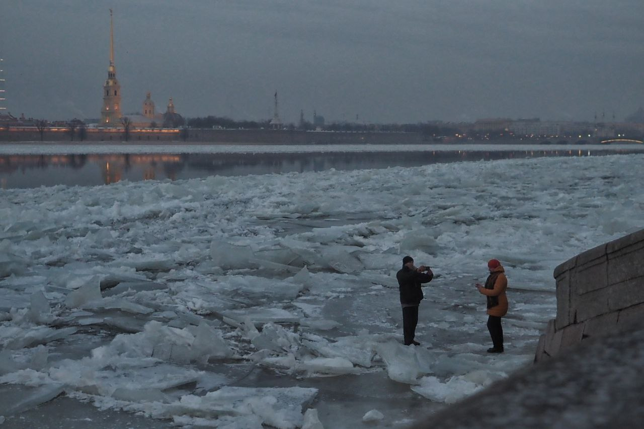 В первый день зимы петербуржцы пошли на лёд. МЧС не одобряет