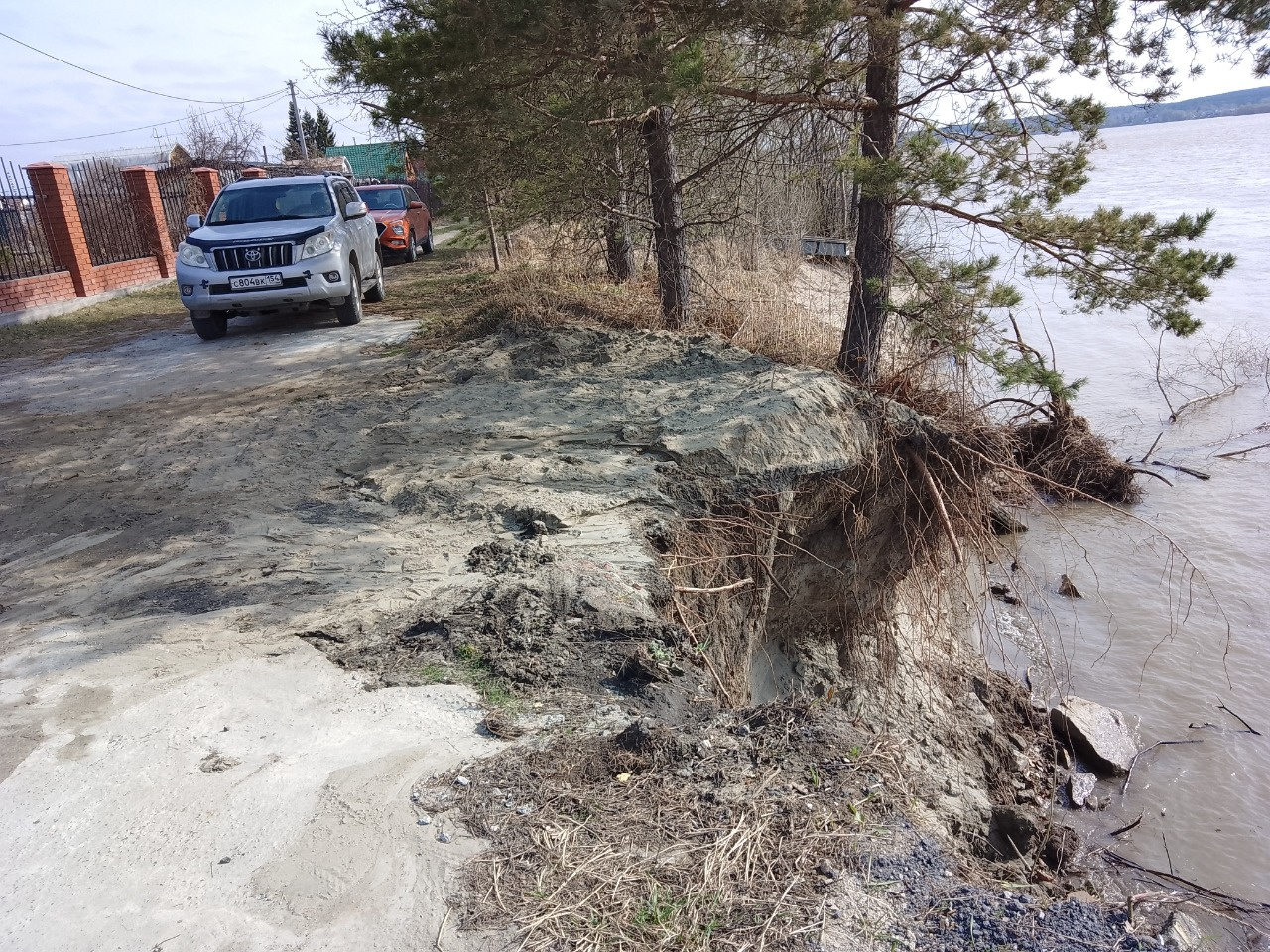 В угле нашли колесо. Упавшее дерево. Деревья Новосибирска. Разрушение берегов льдом. Дерево упало на дом.