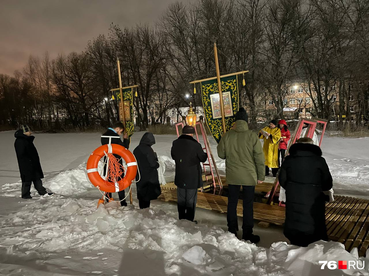 Священники освящают воду в Петропавловском пруду 