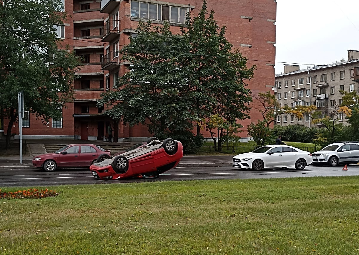 Автомобиль перевернулся на крышу на Школьной улице в Петербурге, 14  сентября 2022 г., фото, видео - 14 сентября 2022 - ФОНТАНКА.ру