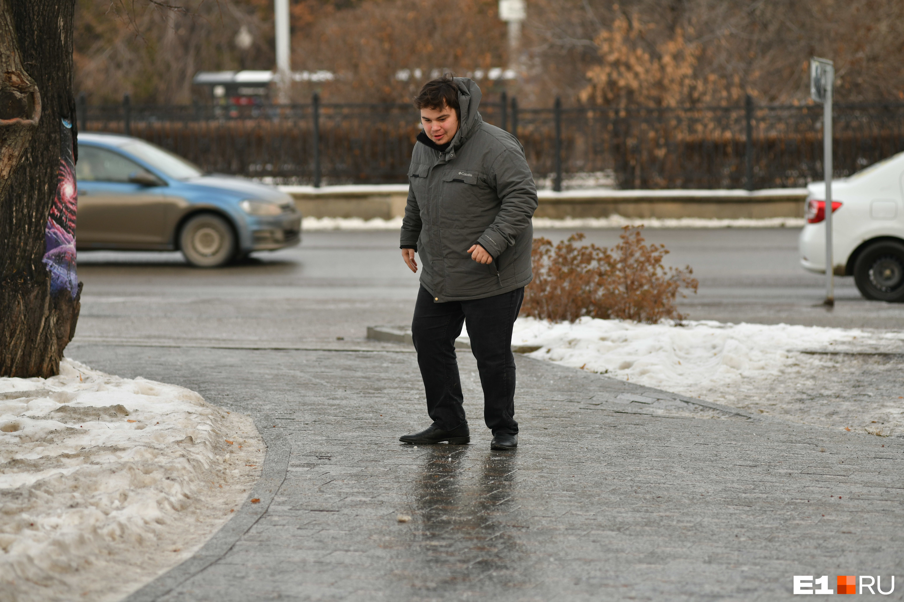 В Екатеринбурге прохожий поскользнулся на льду и умер. Его мать нашла виноватых и заставила отвечать
