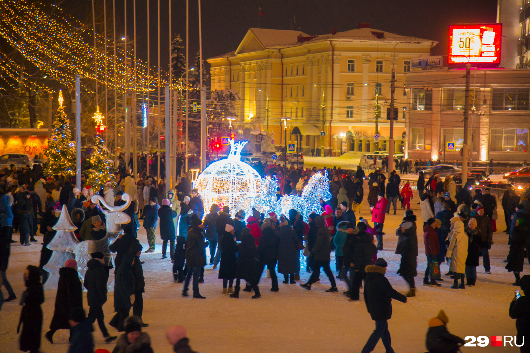 Сотни горожан пришли на площадь Ленина в новогоднюю ночь. Некоторые не только смотрели салют, но и даже пускались в пляс