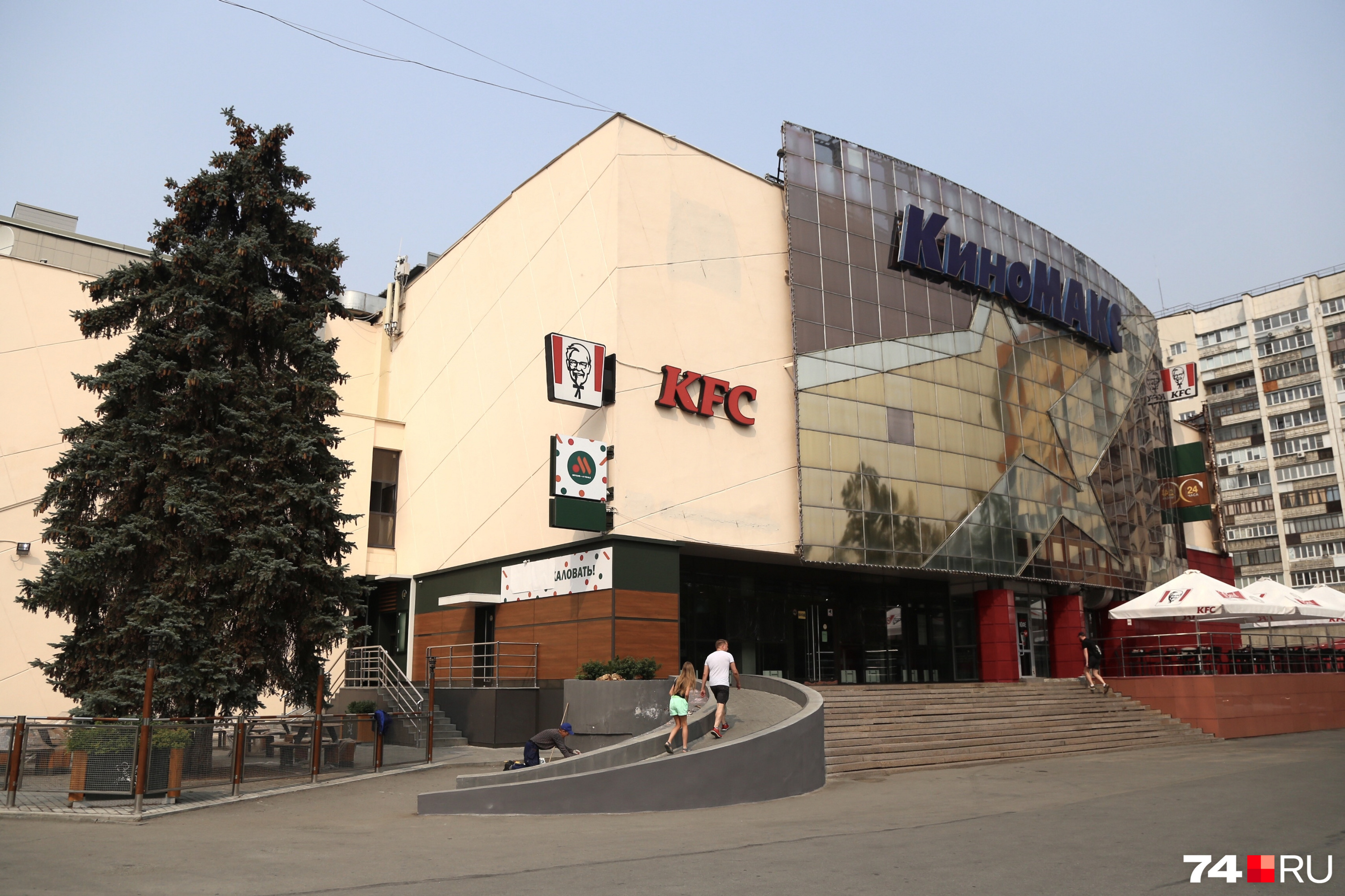 Входную группу «Вкусно — и точка» в ТРК «Урал» оформили новыми логотипами в начале августа, но ресторан был закрыт