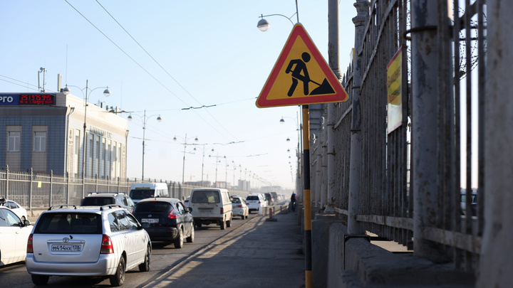 В Иркутске сузили дорогу на плотине с 4 до 2 полос. Первые фотографии из пробки