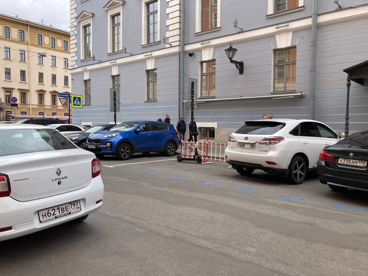 Платная парковка в Петербурге, последние новости: машиноместа начали  огораживать 6 сентября 2022 г. - 6 сентября 2022 - ФОНТАНКА.ру