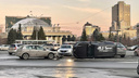 На площади Ленина в Новосибирске перевернулся кроссовер — фото с места
