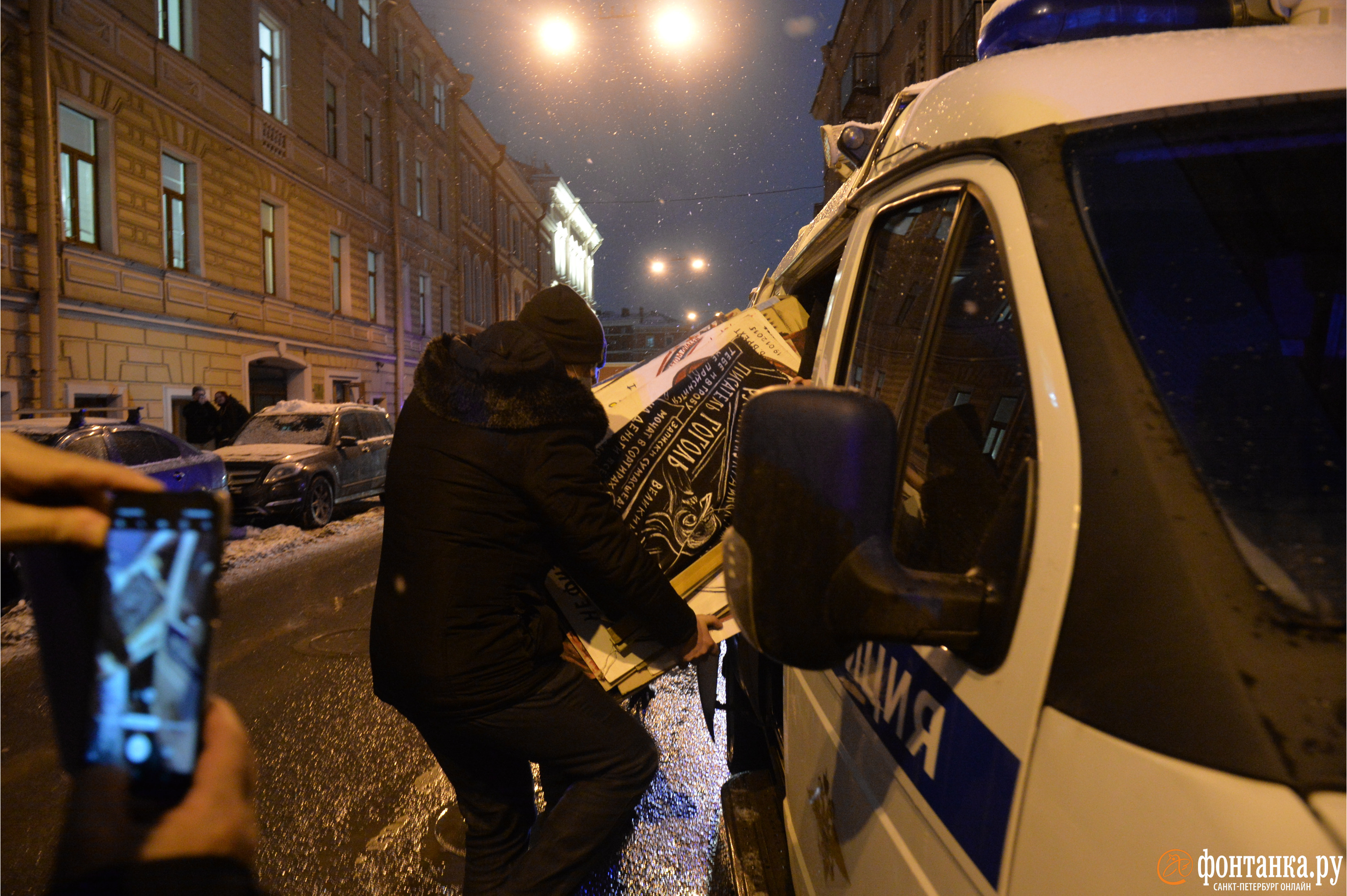 Полиция вместо бомбы нашла в офисе «Яблока» оппозиционные картины художницы Осиповой
