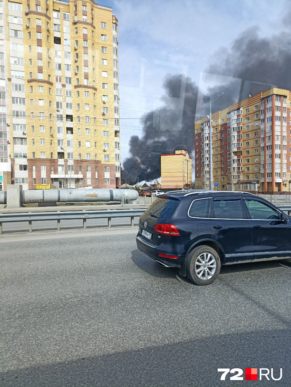 На месте пожара работают спасатели На месте пожара работают спасатели