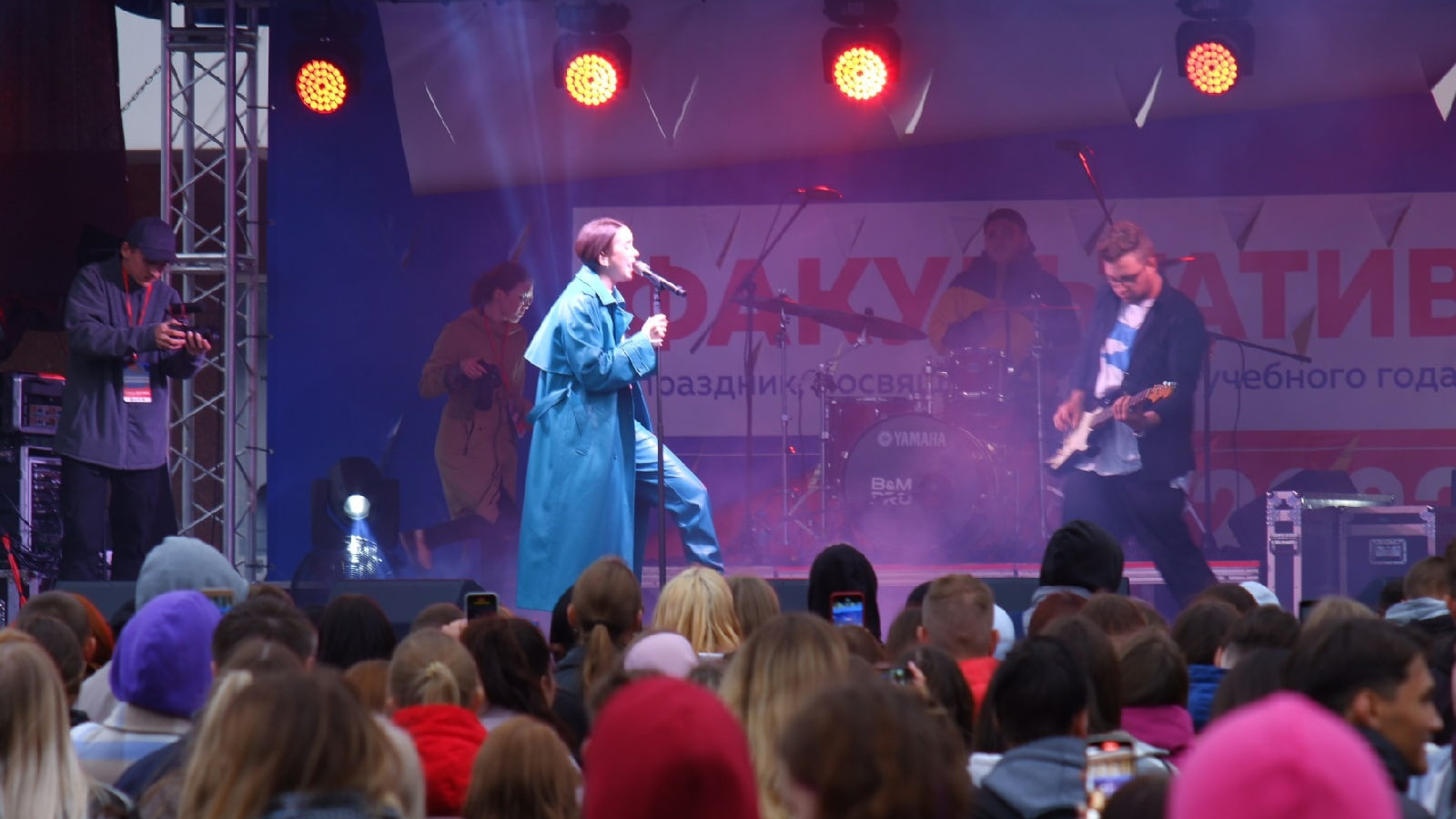 Жители Архангельска встретили 1 Сентября на концерте певицы Асии: фоторепортаж