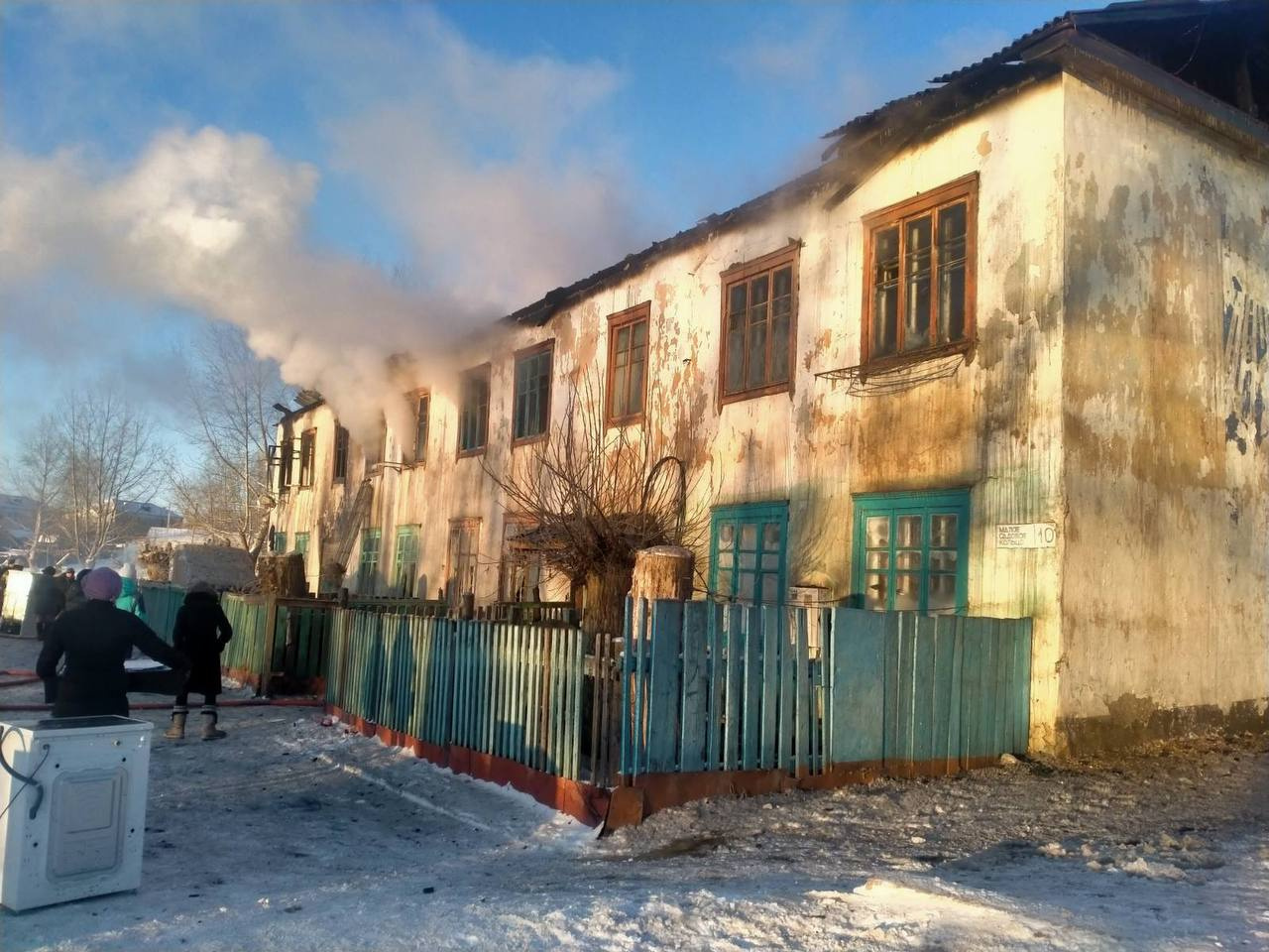 Огнем уничтожена крыша дома и частично повреждена квартира на втором этаже Огнем уничтожена крыша дома и частично повреждена квартира на втором этаже