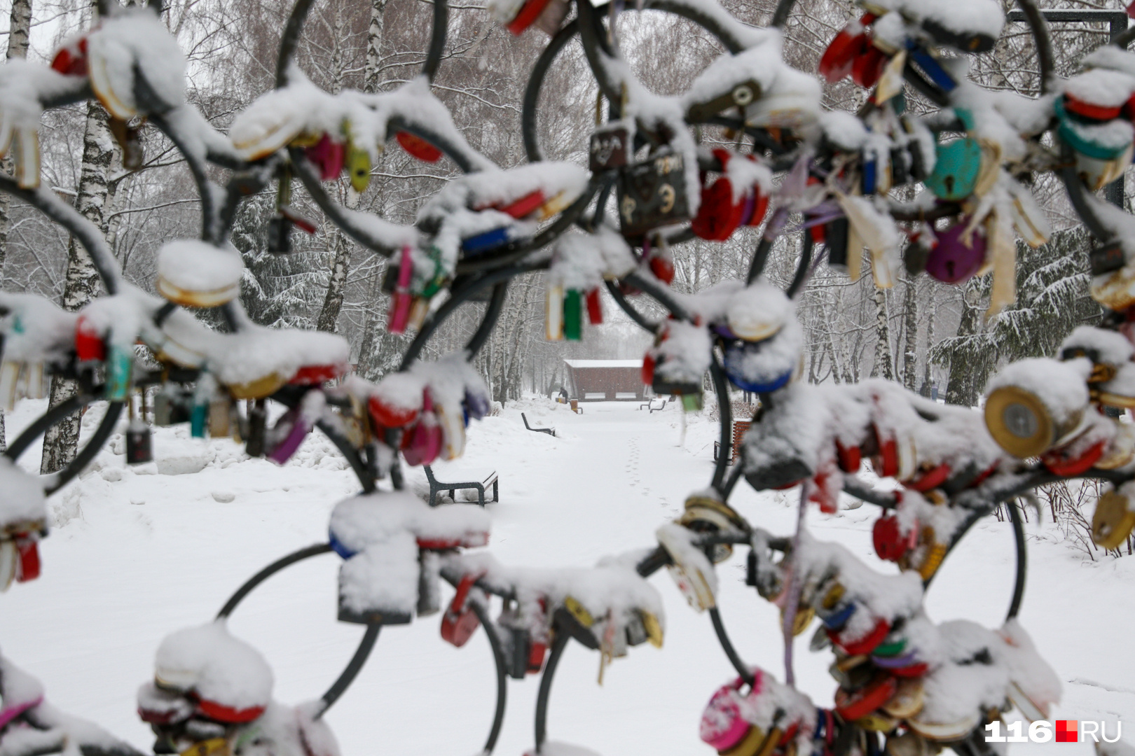 Мчс предупреждает заморозки. Снег в апреле. Снег в апреле. Город в снежном апреле. Снег в москве.